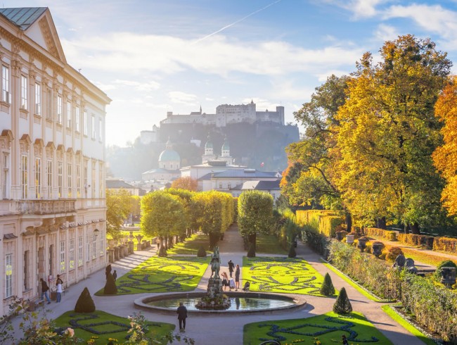 Mozartstadt Salzburg mit Mirabellgarten und Blick auf die Festung Hohensalzburg